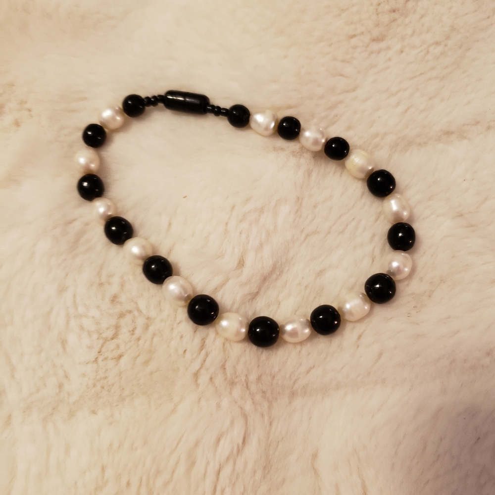 Black and white pearl bracelet